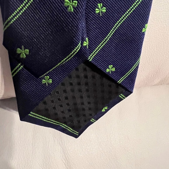 Museum Artifacts 100% Silk Navy Blue Tie with Stripes/Green Shamrocks - Picture 3 of 5